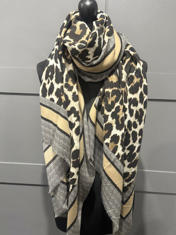 Stunning leopard print scarf-Beige