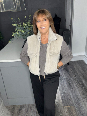 Faux fur pocket short gilet-Beige