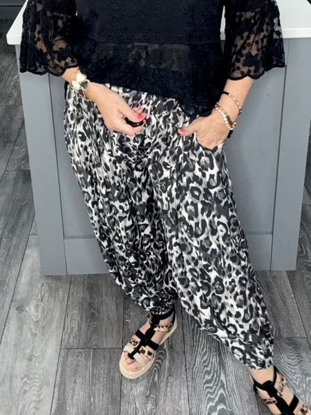 Shirred waist balloon leg leopard pants-Black