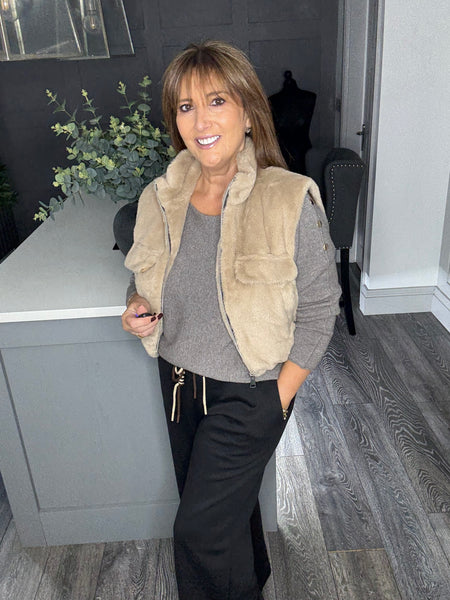 Faux fur pocket short gilet-Mocha
