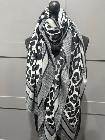 Stunning leopard print scarf-Grey